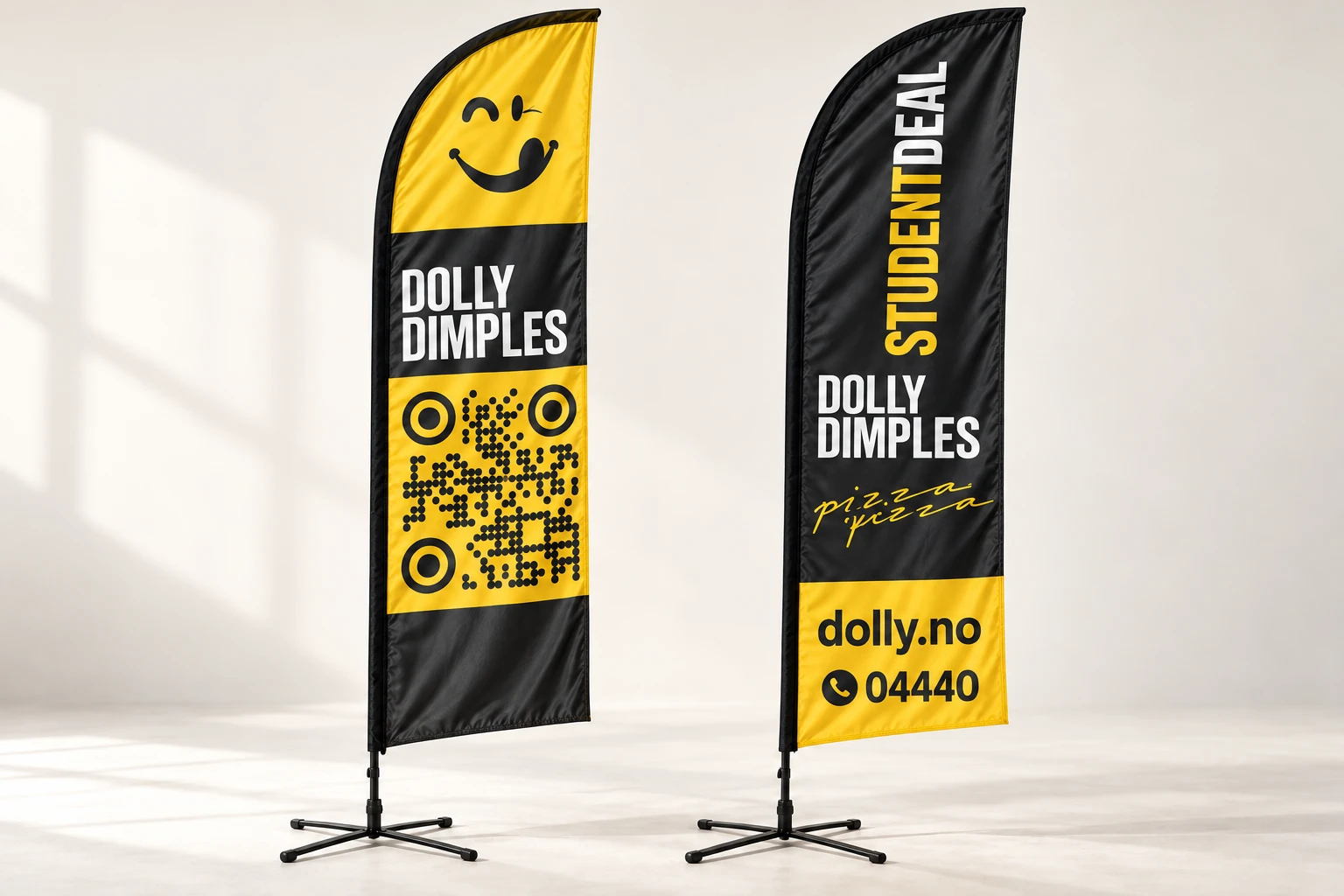 Två gula och svarta Dolly Dimples beachflaggor med QR-kod och Studentdeal-motiv på korsfötter